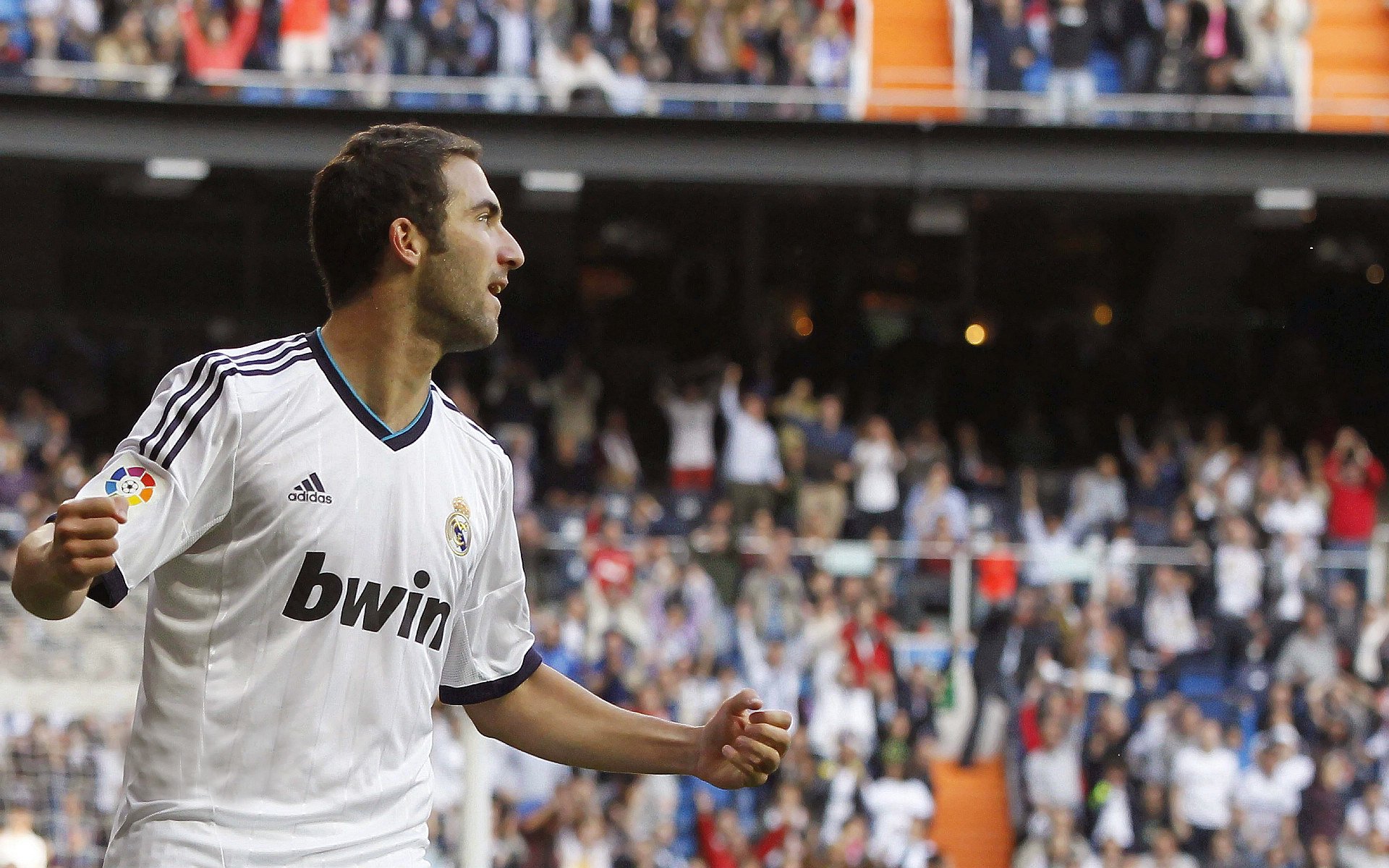 乐鱼官网-中超联赛国足逆袭 球员评分普遍上升，国足在中超什么水平